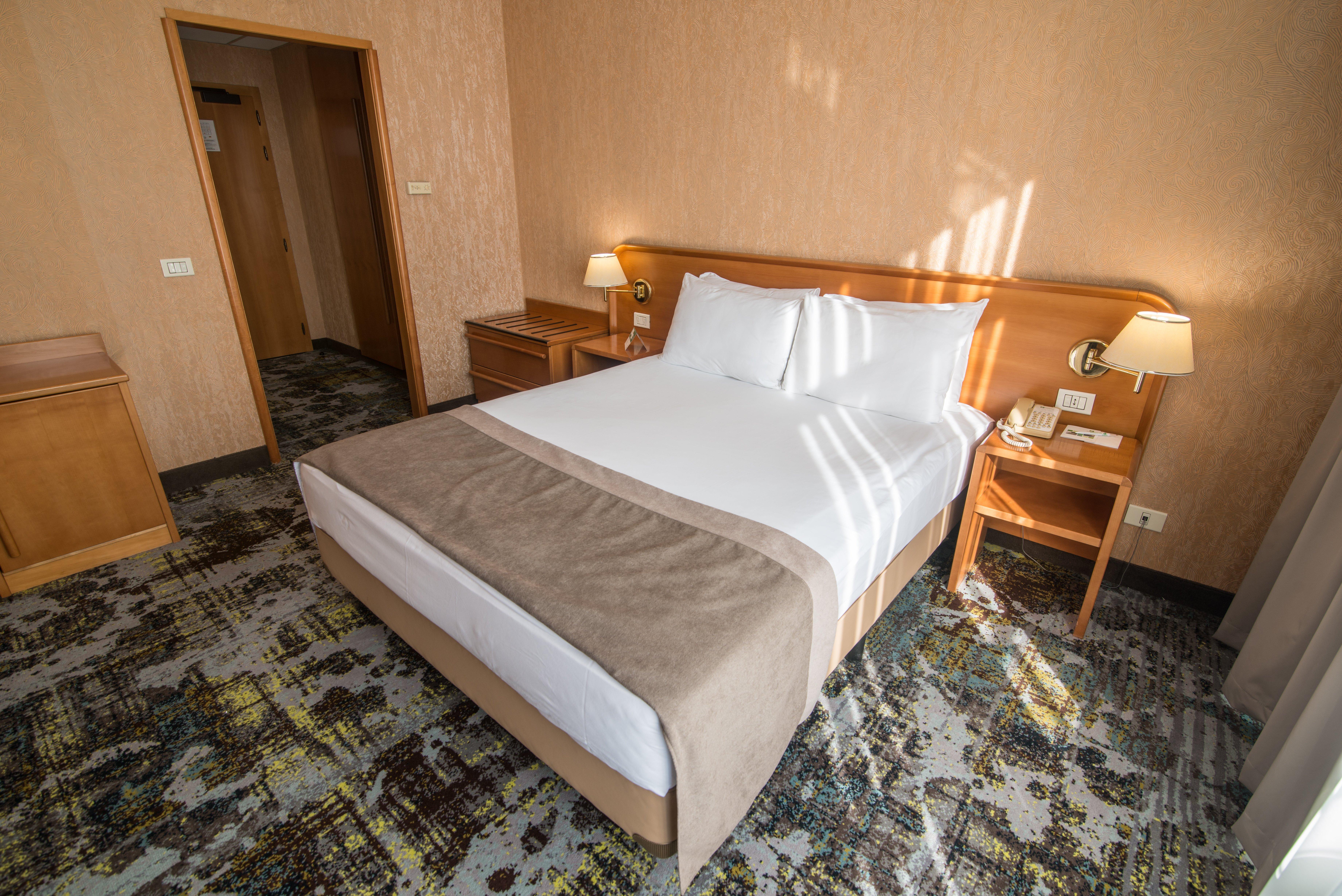 Holiday Inn Skopje By Ihg Экстерьер фото